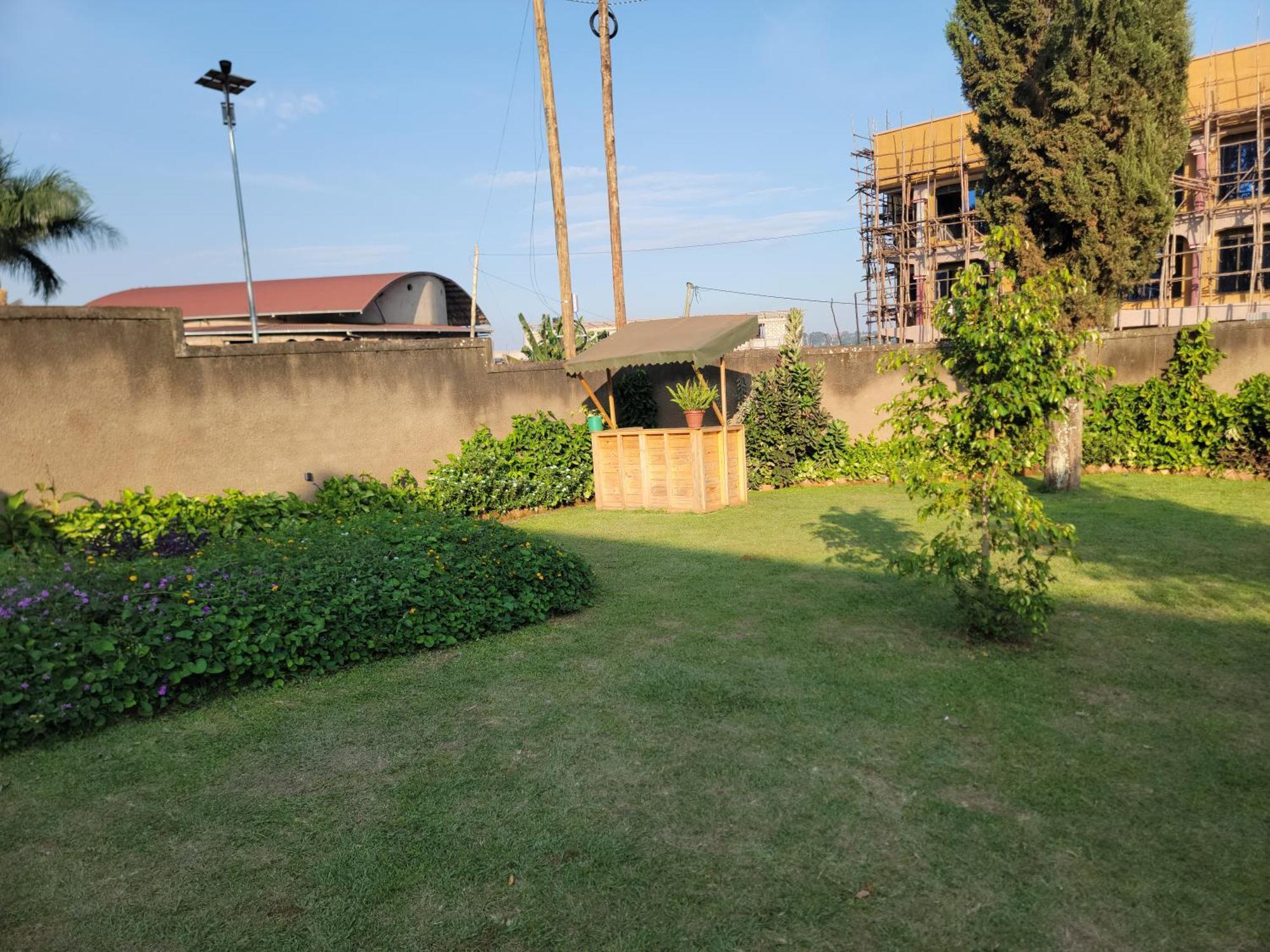 Grassroots Cafe & Deli Bed & Breakfast Masaka Exterior photo